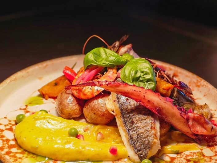 Poisson grillé, poulpe et grenailles servis à L'Abordage, Saint-Cyr-sur-Mer
