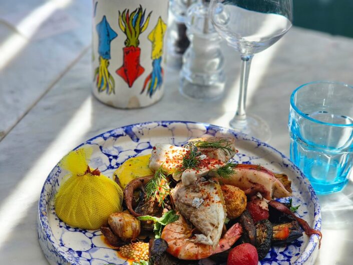 Plat de poisson et légumes servi en terrasse à L'Abordage, Saint-Cyr-sur-Mer
