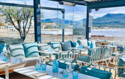 Terrasse couverte de L'Abordage face à la mer aux Lecques