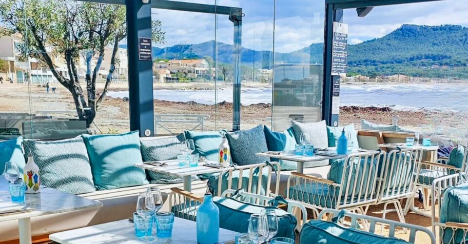 Terrasse couverte de L'Abordage face à la mer aux Lecques