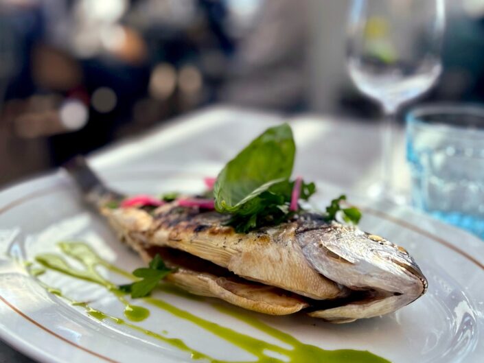 Dorade grillée servie au restaurant L'Abordage, Saint-Cyr-sur-Mer