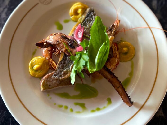 Poisson grillé et gambas, plat du restaurant L'Abordage aux Lecques