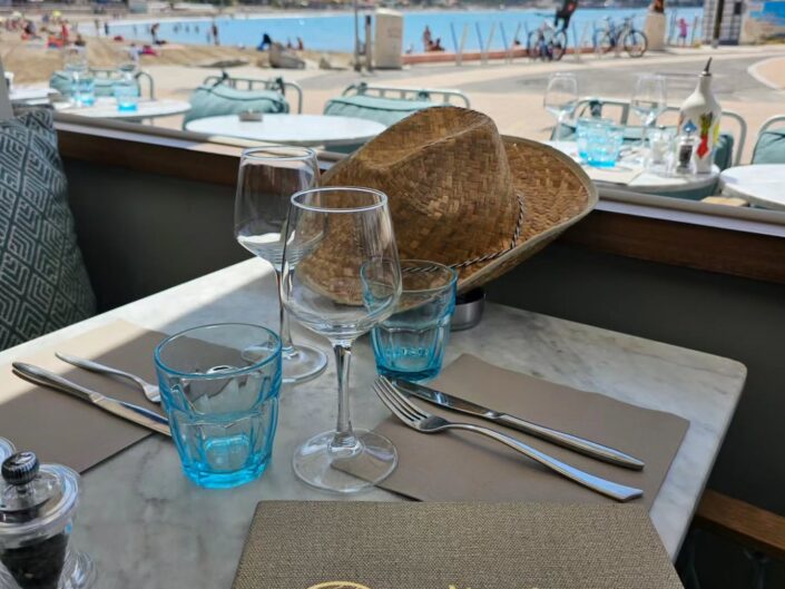 Table dressée face à la plage des Lecques au restaurant L'Abordage