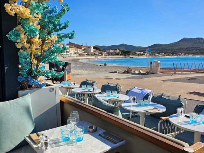 Terrasse de L'Abordage avec vue sur la baie et la plage des Lecques