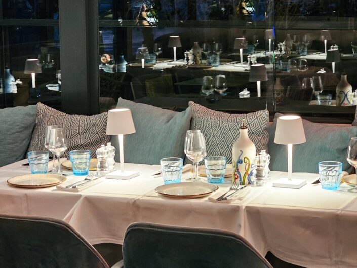 Salle du restaurant L'Abordage à Saint-Cyr-sur-Mer, tables dressées