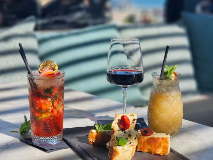 Cocktails et tapas à l'apéritif sur la terrasse de L'Abordage, Les Lecques