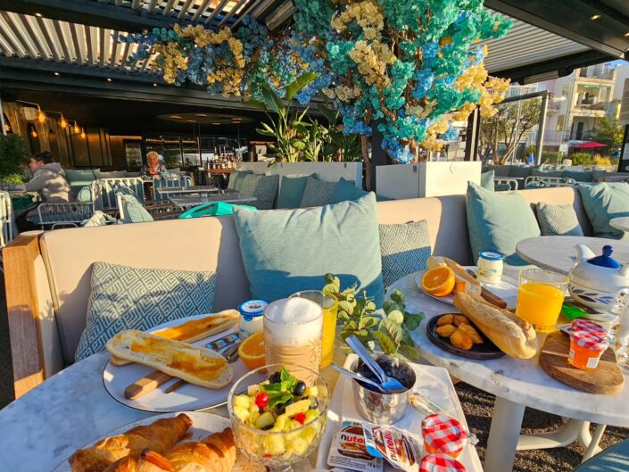 Petit-déjeuner servi sur la terrasse face à la mer de L'Abordage à Saint-Cyr-sur-Mer
