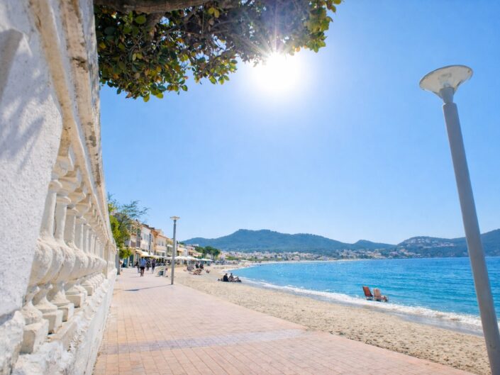 Plage des Lecques à Saint-Cyr-sur-Mer, à deux pas du restaurant L'Abordage